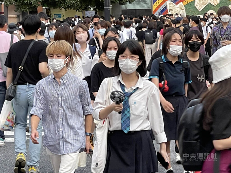 日本政府研判若出現10年一遇的酷暑，日本的東北、東京、中部等地的電力公司轄內的備轉容量率可能達3.7%，雖高於穩定供電所需最低限3%，但供電情況仍嚴峻。中央社記者楊明珠東京攝  111年7月1日