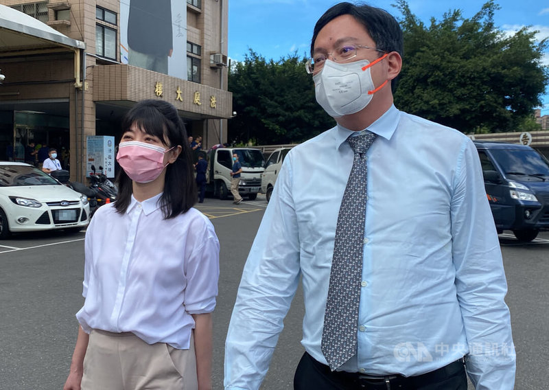 民進黨籍立委高嘉瑜(左)遭前男友林秉樞施暴案1日在新北地方法院開庭,高嘉瑜與委任律師李永裕(右)一起到庭作證,庭後離開。中央社記者黃旭昇新北市攝 111年7月1日