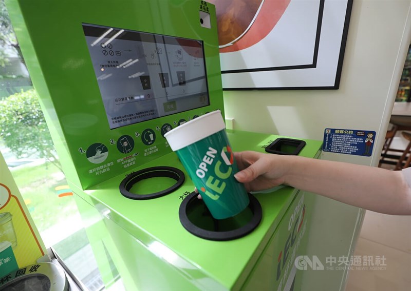 環保署自備飲料杯享新台幣5元優惠政策1日正式實施,響應環保政策,統一超商將推出循環杯租借服務,消費者使用OPENPOINT APP的「循環杯租借服務」,就能到門市借用與歸還,預計到今年底將超過550店(7-ELEVEN 500家、星巴克50家)提供循環杯服務。中央社記者裴禛攝 111年7月1日
