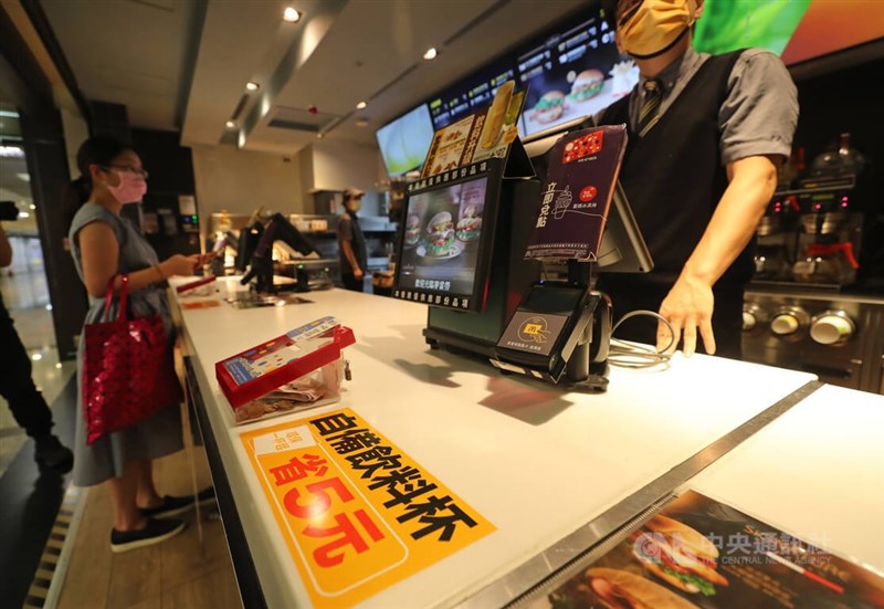 環保署自備飲料杯享新台幣5元優惠政策1日正式實施,台北市環保局上午前往誠品信義店市府連通道稽查店家,知名速食業者響應政策,點餐櫃檯可見「自備飲料杯省5元」標示。中央社記者裴禛攝 111年7月1日