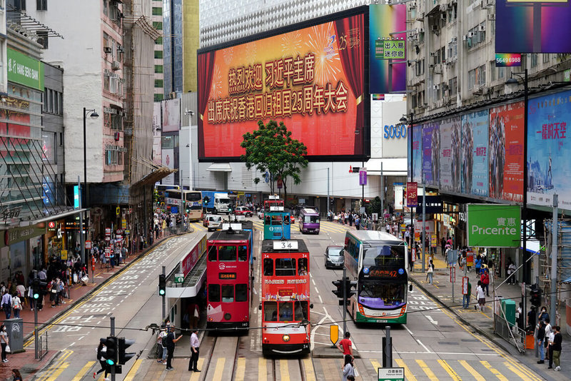 香港時事評論員劉銳紹說，基本法對香港實施普選沒有時間表，因此這仍須視北京的意願和自信心。而在北京近年強調「全面管治權」下，香港被牢牢掌握，估計北京給予「雙普選」的意願並不高。圖為30日香港銅鑼灣電子看板顯示歡迎中國國家主席習近平到訪的標語。（中通社提供）中央社 111年7月1日