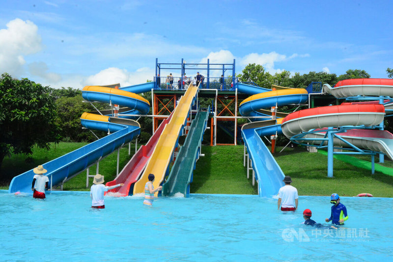 花蓮知卡宣綠森林親水公園暑期限定戲水設施即日起開放至8月28日,親水區設有划水道、造浪池等大型水上遊樂設施。中央社記者張祈攝 111年7月1日