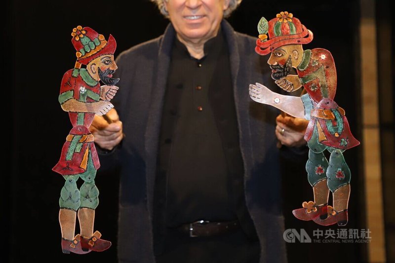 皮影戲「卡拉格茲」是土耳其通俗又深刻的無形文化遺產,主角卡拉格茲(前右)和哈吉瓦特(前左)互相鬥嘴的橋段是這齣戲最引人入勝之處。圖攝於3月16日。中央社記者何宏儒安卡拉攝 111年7月1日