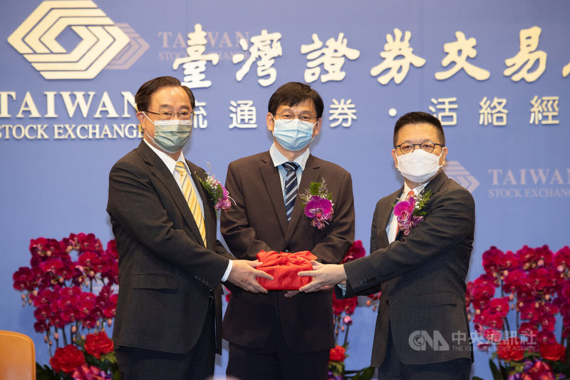 台灣證券交易所1日舉行新卸任董事長交接典禮,卸任董事長許璋瑤(左)把印信交給新任董事長林修銘(右)。中央社記者謝佳璋攝 111年7月1日