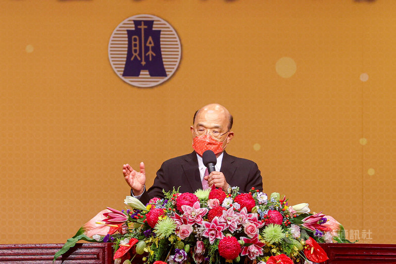 行政院長蘇貞昌1日上午出席111年稅務節慶祝暨表揚大會擔任頒獎人,蘇貞昌致詞時表示國政推動仰賴稅源健全,並向所有稅務、關務人員表達敬意和感謝。中央社記者鄭清元攝 111年7月1日