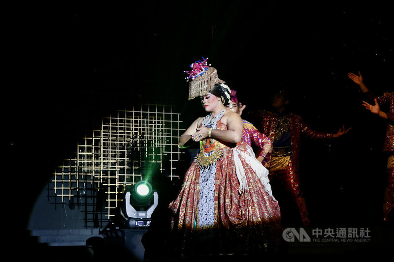 印尼爪哇的傳統文化有許多跨性別藝術演出，充分體現印尼豐富、悠久的性別多樣性歷史。圖為日惹拉敏頓歌舞秀的傳統歌舞表演。圖攝於1月15日。中央社記者石秀娟日惹攝 111年7月1日