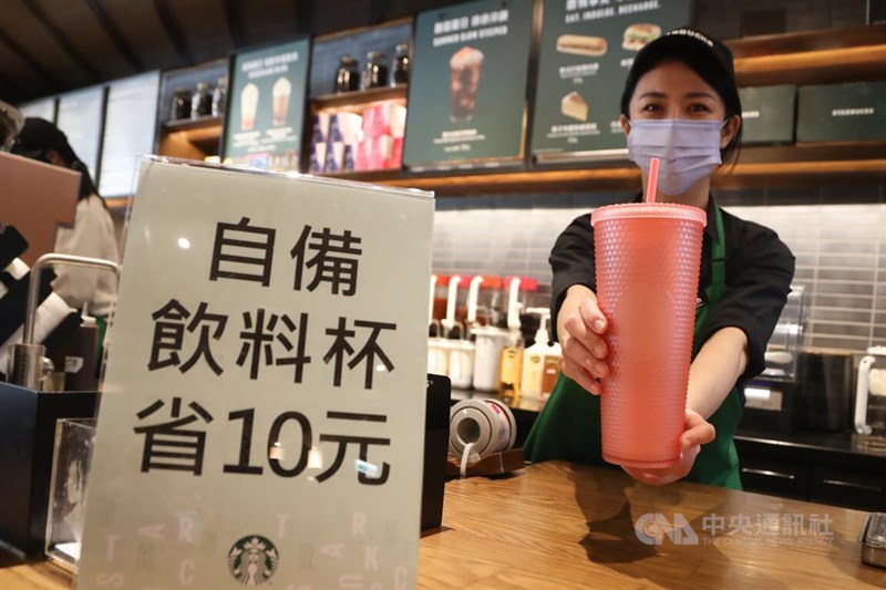 7月起民眾自備飲料杯在連鎖飲料店、便利商店、速食店及超級市場買飲料時,至少可享新台幣5元價差。連鎖咖啡業者星巴克1日提供自備飲料杯省新台幣10元的優惠。中央社記者王騰毅攝 111年7月1日