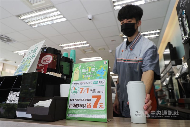 環保署自備飲料杯享新台幣5元優惠政策7月1日正式實施,各店家也祭出加碼優惠,盼提升民眾使用自備杯的比例。中央社記者裴禛攝 111年7月1日