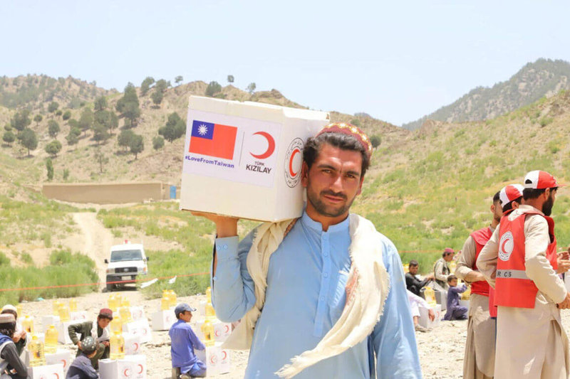 台灣與「土耳其紅新月會」合作將救援物資送達地震災區居民。（外交部提供）中央社記者黃雅詩傳真  111年7月1日
