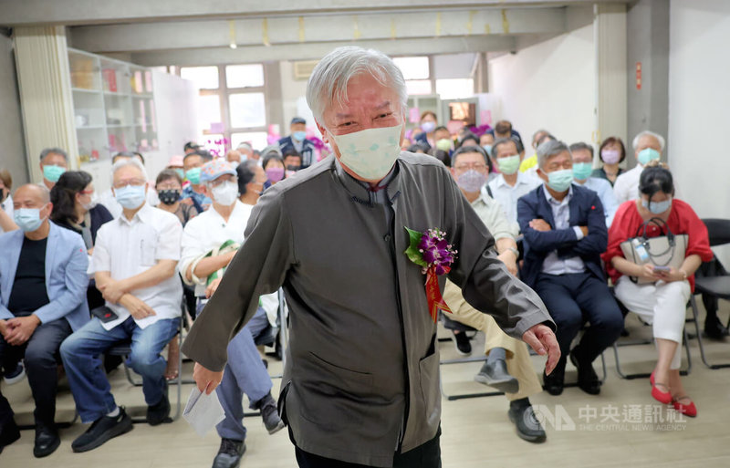 國立歷史博物館新任館長布達典禮1日下午在台北舉行,甫卸任國美館長專任史博館長的梁永斐(中)正式就任,開心登台。中央社記者王飛華攝 111年7月1日