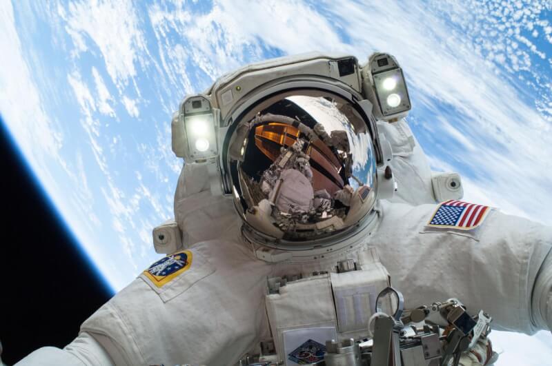研究人員表示，太空人的骨質密度會在數月的太空任務中流失，回到地球1年後尚未完全恢復，仍缺乏約10年的骨密度。（圖取自twitter.com/NASA_Astronauts）
