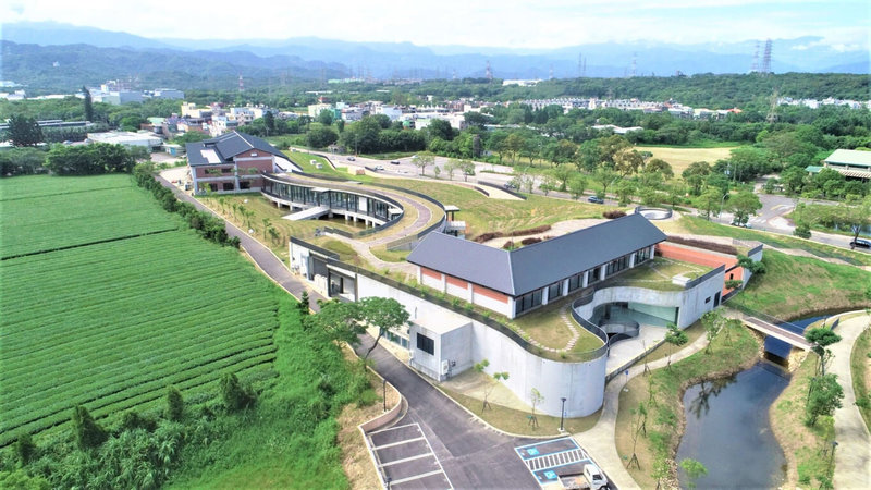桃園市「台灣客家茶文化館暨周邊景觀工程」在2022美國繆思設計獎(Muse Design Awards)中獲得景觀類銀獎,讓世界看見桃園的建築。(桃園市政府提供)中央社記者葉臻傳真 111年7月1日