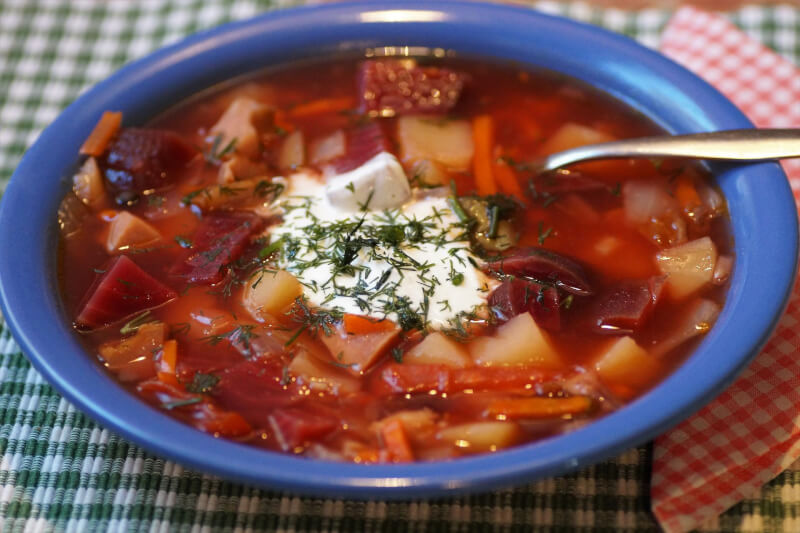 羅宋湯是一道營養豐富的濃湯，通常以甜菜根為主食材。在俄羅斯、烏克蘭和其他前蘇聯國家及波蘭，這是一道常見的料理，但烏克蘭視羅宋湯為國菜。（圖取自Pixabay圖庫）