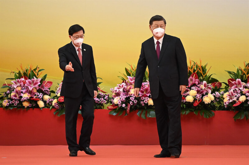 香港行政長官李家超（左）1日宣誓就任，中國國家主席習近平為李家超監誓。（法新社）