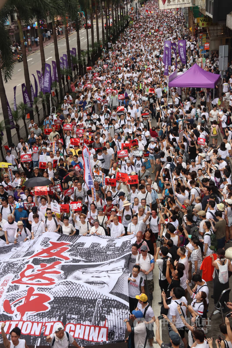 香港爆發反送中運動後，政局有了新的遊戲規則，泛民不認同這規則就無立足之地。圖為2019年6月香港泛民團體民陣發起反送中遊行。（中央社檔案照片）