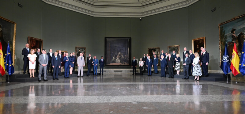 北約成員國領袖齊聚在西班牙黃金時代畫家委拉斯奎茲的「侍女」圖前合影。（圖取自twitter.com/desdelamoncloa）