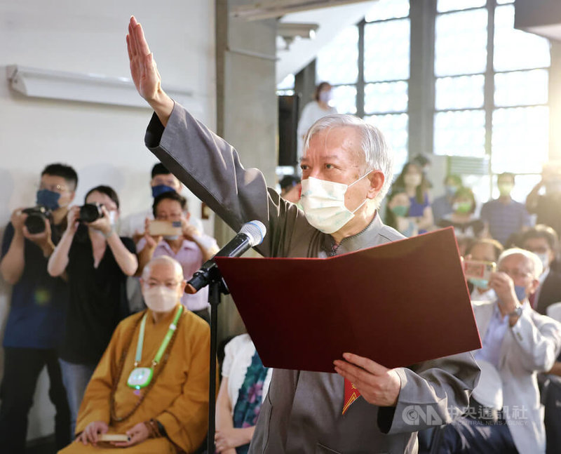 國立歷史博物館新任館長布達典禮1日下午在台北舉行，新任館長梁永斐（前右）在典禮中正式宣誓就職。中央社記者王飛華攝　111年7月1日