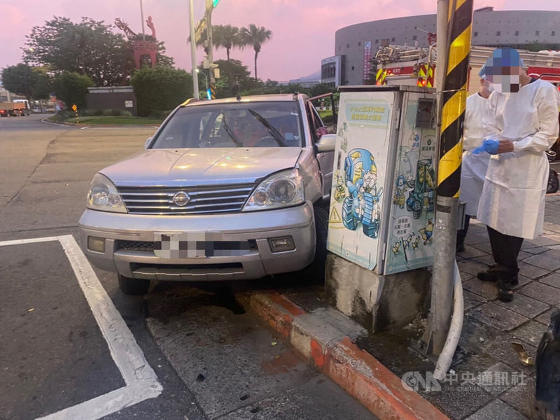 台北市承德路4段、中正路口2日發生一起車禍，51歲胡姓汽車駕駛先推撞前方等紅燈的汽車，再往前方滑行，撞倒由南向北行駛機車，造成68歲陳姓機車騎士送醫不治，另56歲廖姓汽車駕駛及肇事胡姓駕駛受傷。（翻攝畫面）中央社記者劉建邦傳真  111年7月2日