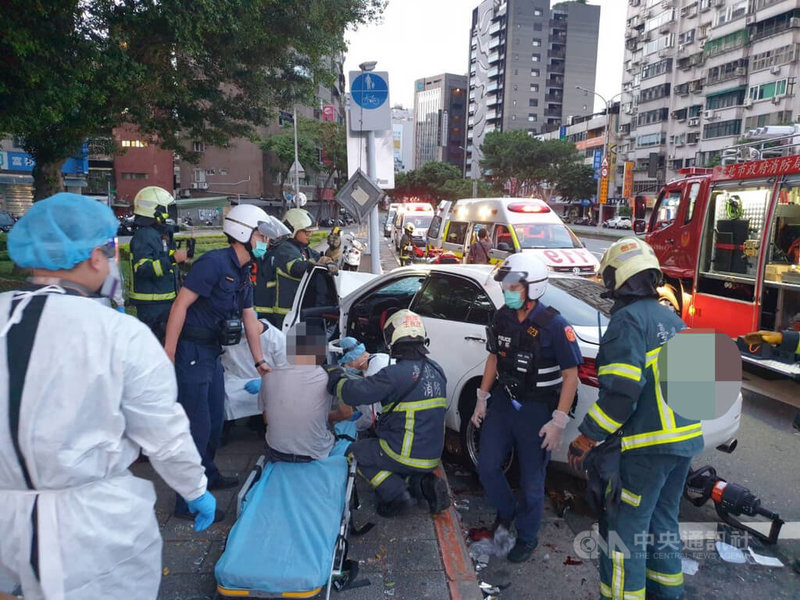 台北市士林區承德路4段、中正路交叉路口2日發生2輛小客車與1輛機車車禍事故，消防局獲報立即到場救援，車禍造成68歲陳姓機車騎士送醫不治，56歲廖姓汽車駕駛及肇事胡姓汽車駕駛受傷。（翻攝畫面）中央社記者劉建邦傳真  111年7月2日