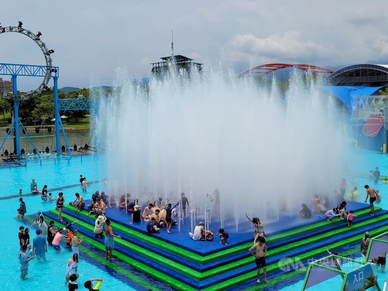 2022宜蘭國際童玩藝術節2日在冬山河親水公園登場，遊客卸下口罩戲水，享受夏日清涼。中央社記者沈如峰宜蘭縣攝  111年7月2日