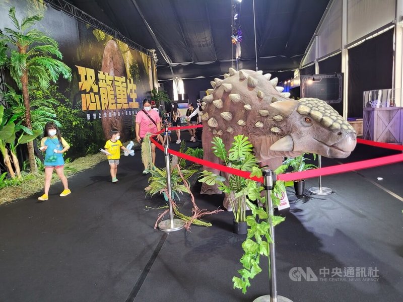 2022宜蘭國際童玩藝術節2日在冬山河親水公園登場,園區引進10多隻不同種類的國外原裝擬真科技恐龍,打造「藝想保衛隊-恐龍重生」親子劇。中央社記者沈如峰宜蘭縣攝 111年7月2日