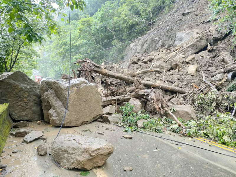 苗栗縣南庄鄉苗21線東河部落路段2日下午發生山壁崩落,一輛廂型車經過時遭巨大落石砸中,60歲謝姓男駕駛被救出送醫,幸無生命危險。(民眾提供)中央社記者魯鋼駿傳真 111年7月2日