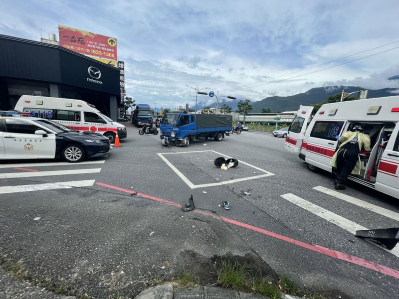 花蓮81歲林姓老翁2日騎機車行經中央路3段,不明原因逆向行駛,在路口右轉時,與南往北方向的小貨車發生碰撞,林姓老翁頭部重創,送醫急救仍傷重不治。(民眾提供)中央社記者張祈傳真 111年7月2日