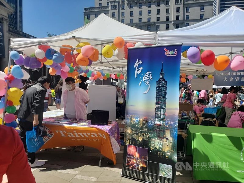 台加藝文節於加拿大國慶日7月1日登場,活動持續至3日。戶外藝文嘉年華攤位有台灣觀光旅展、露天台灣電影院、藝術家走廊、餐車美食、中醫及整脊義診、環保紙藝等結合傳統又創新的活動。中央社記者程愛芬溫哥華攝 111年7月2日