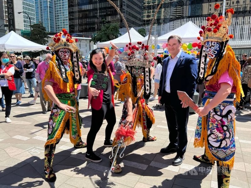 加拿大國會議員戴偉思（Don Davies）（右2）和英屬哥倫比亞省議員康安禮（Anne Kang）（左2）開心參與台加藝文節，體驗台灣傳統文化。中央社記者程愛芬溫哥華攝  111年7月2日