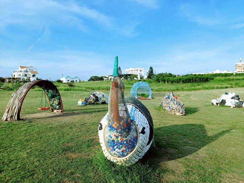 交通部觀光局澎湖國家風景區管理處2日推出海廢地景藝術節,在馬公東衛石雕公園展出,為期2個月。(澎管處提供)中央社 111年7月2日