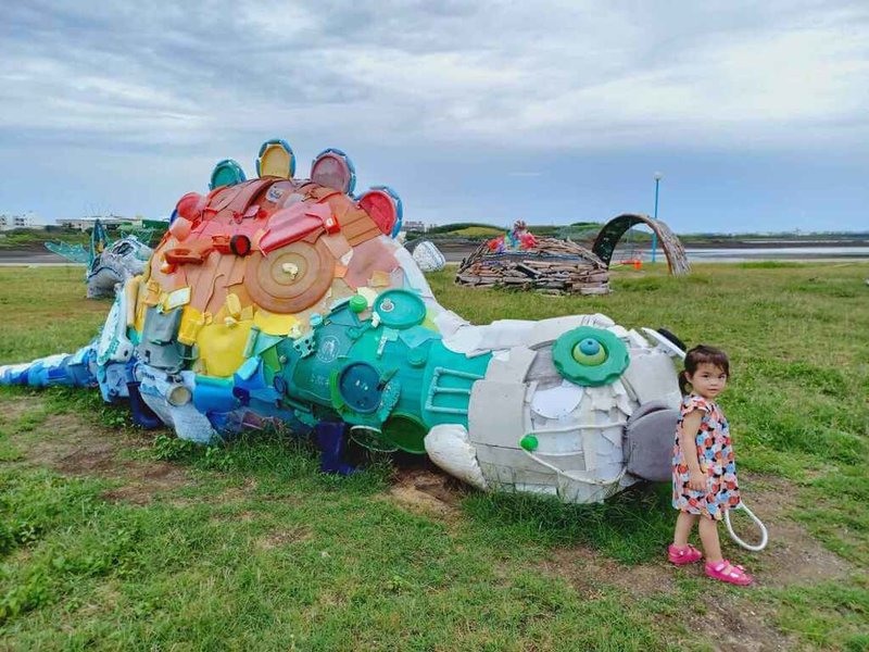 澎湖海廢地景藝術節2日在馬公東衛石雕公園登場,以「怪獸遊樂園」為主題,創作者利用海漂廢棄物等素材,創作出「春日幻影獸」、「海盒機械獸」等8項大型作品。(澎管處提供)中央社 111年7月2日