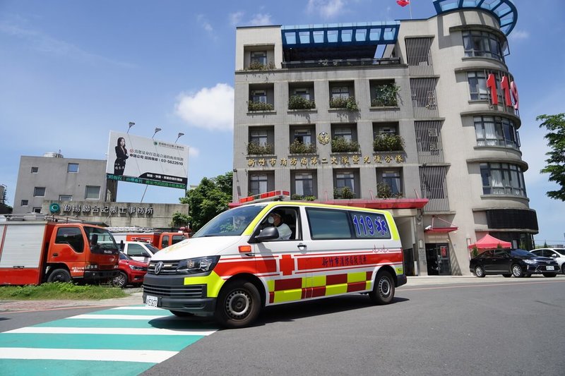 新竹市政府將全市26台救護車外觀塗裝升級為「巴騰堡格紋」反光標幟，車輛變得能見度更高、更顯眼，讓用路人及早注意，降低車禍事故發生率。（新竹市政府提供）中央社記者魯鋼駿傳真  111年7月2日