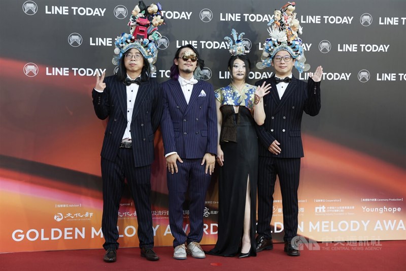 第33屆金曲獎星光大道2日傍晚登場,高雄巨蛋外眾星雲集,電音團體「三牲獻藝」以專輯「八仙」入圍最佳演唱組合獎,也特別戴上八仙偶人帽走上紅毯。中央社記者趙世勳攝 111年7月2日