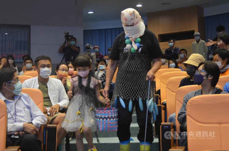 澎湖海廢地景藝術節2日開幕,現場安排海廢走秀活動,有家長帶著小朋友前來參與。中央社 111年7月2日