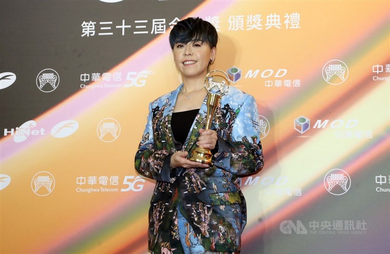 第33屆金曲獎2日晚間在高雄巨蛋隆重舉行頒獎典禮，歌手江惠儀以「空」拿下本屆最佳台語女歌手。中央社攝影記者王騰毅攝 111年7月2日
