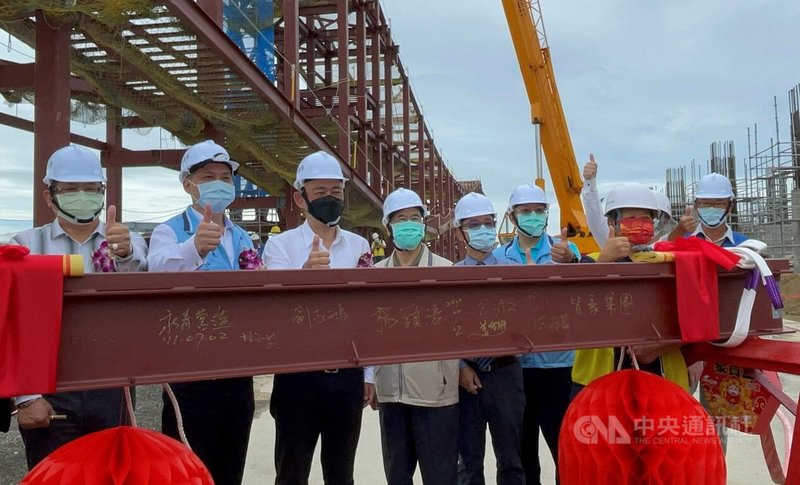 金門水頭港大型旅客服務中心新建工程岸間廊道上梁典禮2日舉行,縣長楊鎮浯(左3)等人出席,共同在鋼梁上簽名,見證水頭港大型旅客服務中心工程新的里程碑。中央社記者黃慧敏攝 111年7月2日