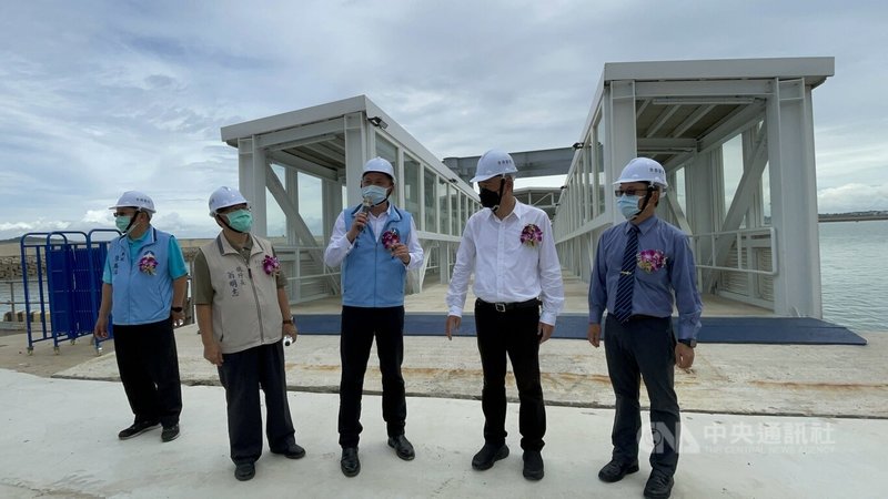 金門縣長楊鎮浯(右2)等人2日出席金門水頭港大型旅客服務中心新建工程岸間廊道上梁典禮,並前往視察浮動碼頭增設工程,聽取港務處長何佩舉(中)簡報。中央社記者黃慧敏攝 111年7月2日