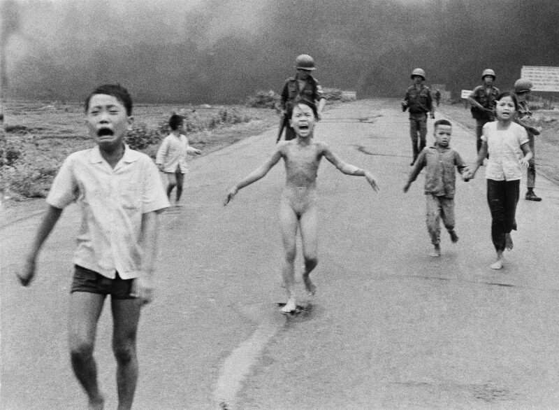 美聯社攝影記者黃幼公1972年拍下越南9歲女童潘金福（中）遭受燒夷彈波及，裸體驚恐奔逃的照片，記錄了越戰的可怕。（美聯社）