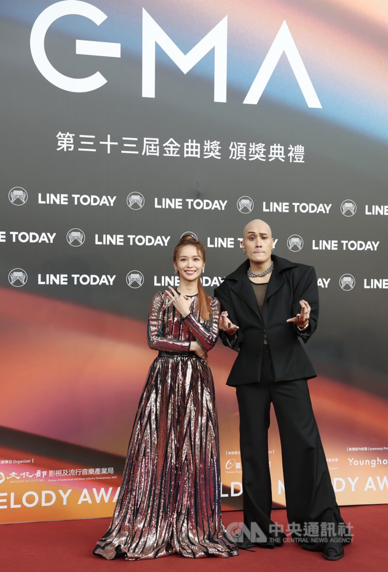 今年紅毯由音樂鬼才YELLOW黃宣(右)、「客家妹」陳明珠(左)合體主持。中央社攝影記者趙世勳攝 111年7月2日