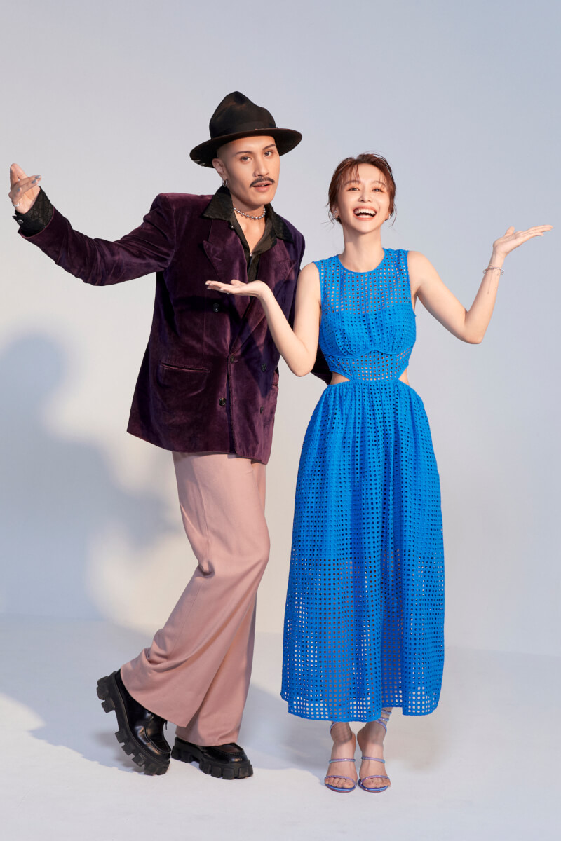 「客家妹」陳明珠(右)與音樂人黃宣(左)擔任第33屆金曲獎星光大道主持人。(台視提供)