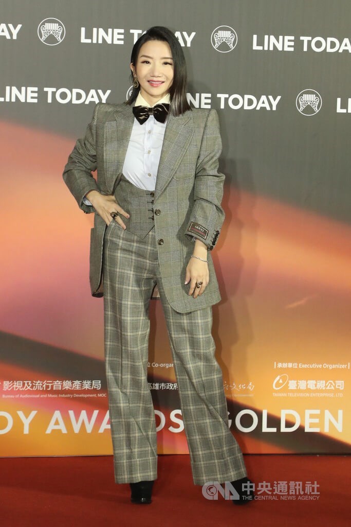 歌手陶晶瑩以西裝領結中性裝扮登上紅毯,晚間將在典禮擔任頒獎嘉賓。中央社記者王騰毅攝 111年7月2日