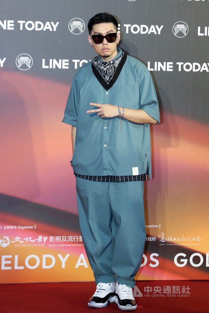 上屆金曲歌王蛋堡(杜振熙)今年將擔任頒獎人,一身個性裝扮在紅毯比YA留影。中央社攝影記者王騰毅攝 111年7月2日