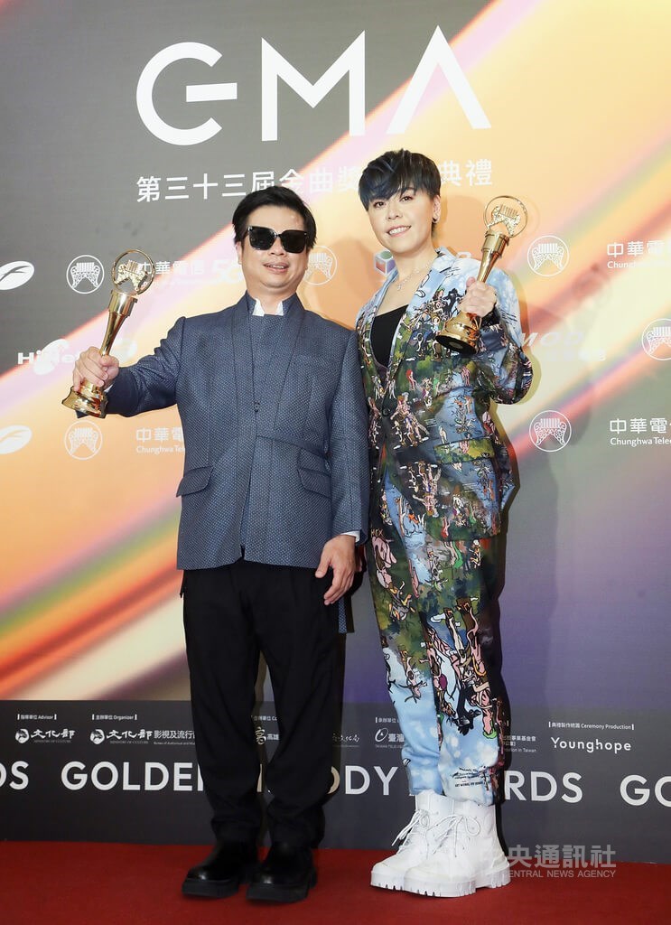 新科台語歌王王俊傑(左)、歌后江惠儀(右)開心合影。中央社攝影記者王騰毅攝 111年7月2日