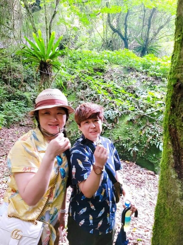 台灣原創香水品牌P.Seven創辦人潘雨晴(右)近年回到故鄉花蓮富里鄉,發起「富里有人藝術季」,也與當地農會合作研發富里專屬香氣,與富里鄉農會總幹事張素華(左)合影。(張素華提供)中央社記者張祈傳真 111年7月2日