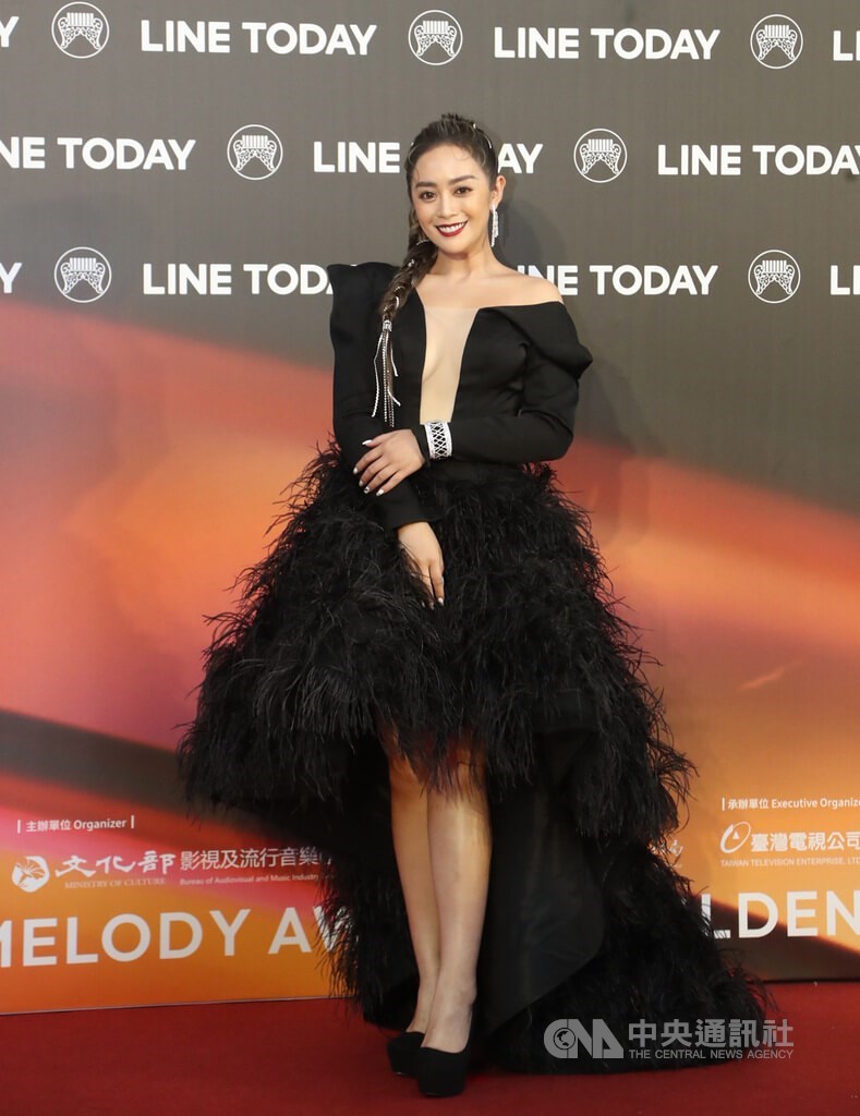 歌手舞思愛一身黑色禮服,胸前低至肚臍性感亮相,前短後長的裙擺也秀出美腿,吸睛全場。中央社記者王騰毅攝 111年7月2日