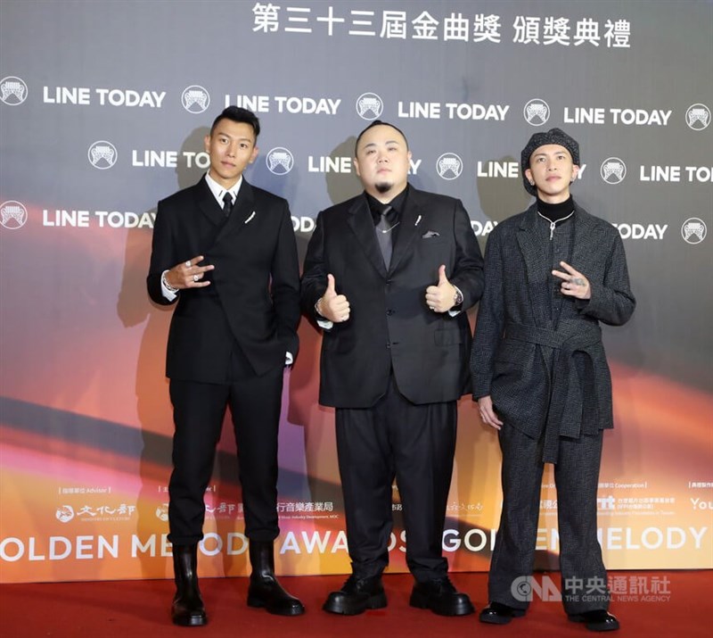 饒舌團體頑童MJ116將擔任頒獎嘉賓,3人開心走紅毯。中央社攝影記者王騰毅攝 111年7月2日