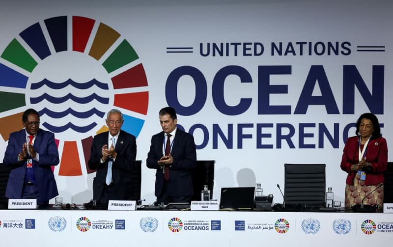 葡萄牙總統德索沙（左2）、肯亞內閣環境部長托比科（左）1日在聯合國海洋大會閉幕後鼓掌。（路透社）