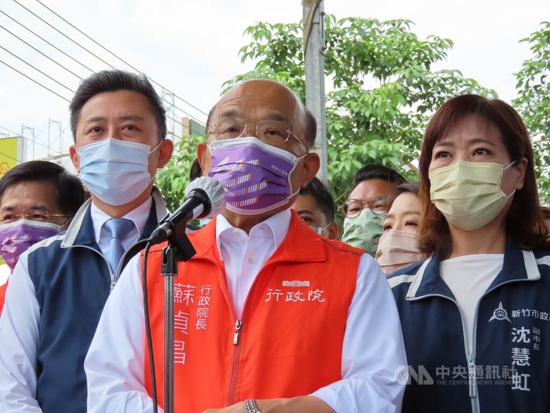 行政院長蘇貞昌（中）3日到新竹市視察台大醫院湳雅院區計畫，將參選桃園市長的新竹市長林智堅（前左）、參選新竹市長的竹市副市長沈慧虹（前右）陪同。中央社記者魯鋼駿攝  111年7月3日