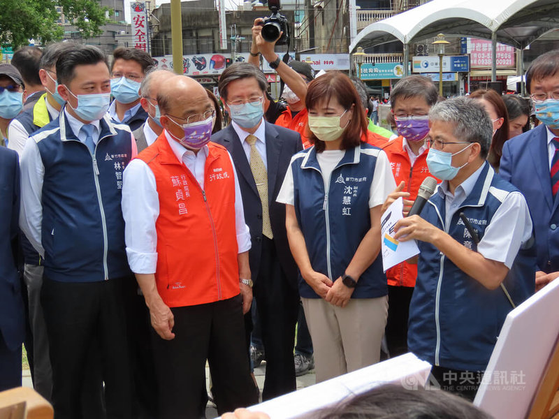 行政院長蘇貞昌（前左2）3日到新竹市視察台大醫院湳雅院區計畫，在新竹市長林智堅（前左）、副市長沈慧虹（前右2）陪同下聽取簡報。中央社記者魯鋼駿攝  111年7月3日