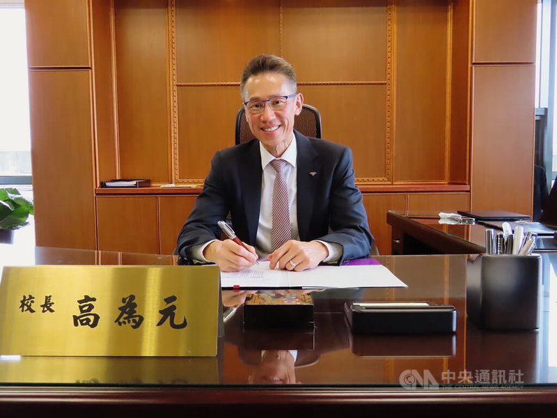 在國外生活超過40年的高為元今年4月回台接任國立清華大學校長,他表示,因為從小跟著父親到世界各地,體驗不同文化,從外觀來看,會有性別、膚色差異,但若花時間去了解,會發現彼此的共同點,應用在治校上必能行得通。中央社記者魯鋼駿攝 111年7月3日